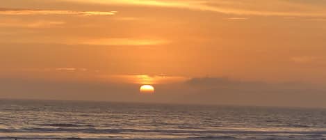 Una playa cerca, sillas reclinables de playa, toallas de playa