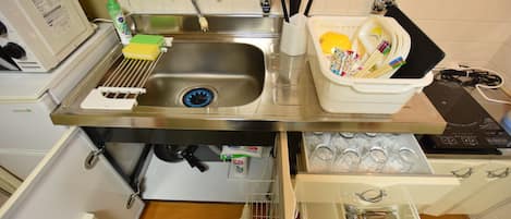 一軒家貸し切り | 専用簡易キッチン | 冷蔵庫、電子レンジ、コンロ、電気ポット