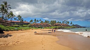On the beach, sun-loungers, beach towels - Whales, Beaches and Sunsets! Come enjoy Maui's most exclusive resort. (Kihei)