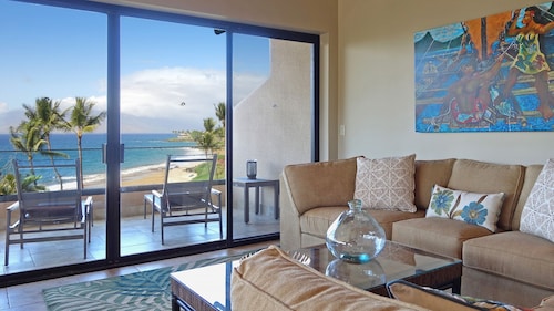 Katso valaita, auringonlaskuja upeita merinäkymiä ja vain askelta rannalle!