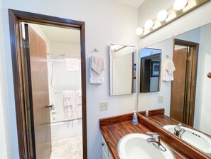 Combined shower/bathtub, towels
