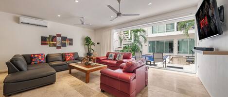 Smart TV, libros y estéreo