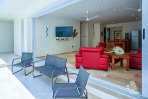 Smart TV, books, stereo