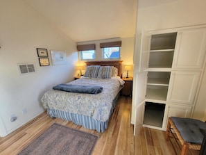 1 bedroom, desk, iron/ironing board, free WiFi - Sweet 1 BDRM Cottage, FAST WIFI, near ocean, W&D, Full kitchen and bath, BBQ! (Santa Cruz)