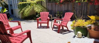 Sweet 1 BDRM Cottage, FAST WIFI, near ocean, W&D, Full kitchen and bath, BBQ!