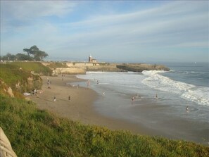 Plage à proximité, chaises longues, serviettes de plage