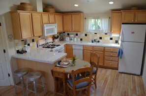 Fridge, microwave, oven, stovetop - Sweet 1 BDRM Cottage, FAST WIFI, near ocean, W&D, Full kitchen and bath, BBQ! (Santa Cruz)
