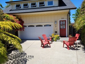 Terrace/patio - Sweet 1 BDRM Cottage, FAST WIFI, near ocean, W&D, Full kitchen and bath, BBQ! (Santa Cruz)