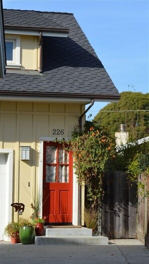 Exterior detail - Sweet 1 BDRM Cottage, FAST WIFI, near ocean, W&D, Full kitchen and bath, BBQ! (Santa Cruz)