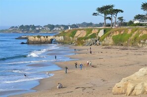 Plage à proximité, chaises longues, serviettes de plage