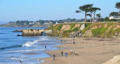 Sweet 1 BDRM Cottage, FAST WIFI, near ocean, W&D, Full kitchen and bath, BBQ!