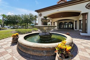 Property grounds - FREE POOL HEAT Beautiful 4 BR Resort Home With Pool & Hot Tub (Davenport)