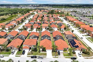 Exterior - FREE POOL HEAT Beautiful 4 BR Resort Home With Pool & Hot Tub (Davenport)