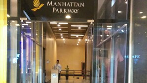 Ingången till Three Manhattan Parkway, med en receptionsdisk och en person som står bakom den.