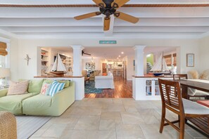 テレビ、暖炉、DVD プレーヤー、書庫