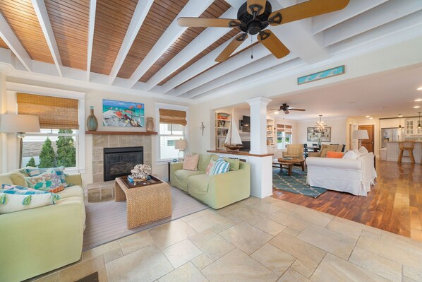 テレビ、暖炉、DVD プレーヤー、書庫