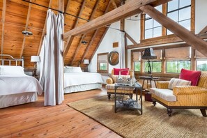 Escritorio, tabla de planchar con plancha, wifi y ropa de cama