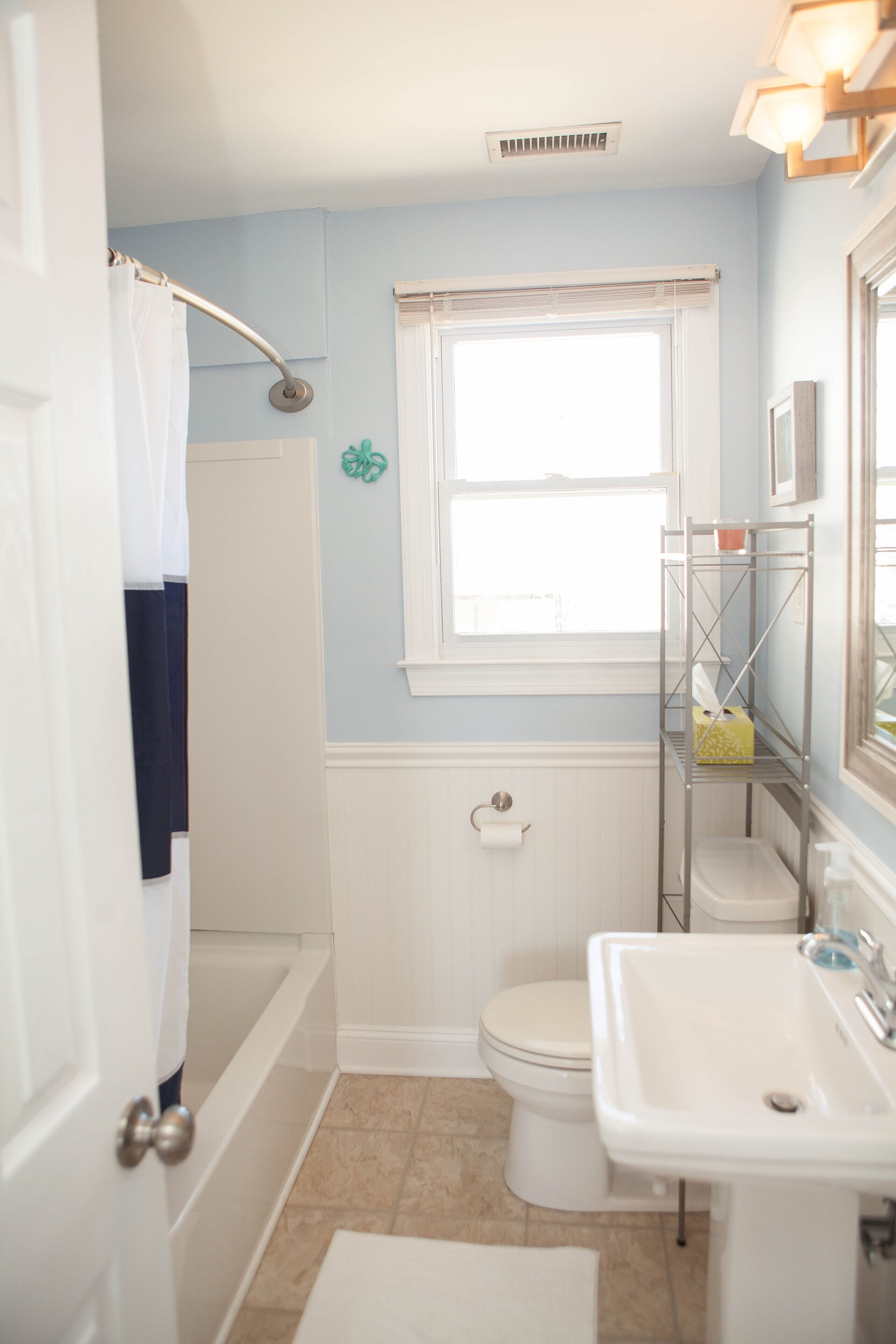 Une salle de bain avec une baignoire, des toilettes et un lavabo.