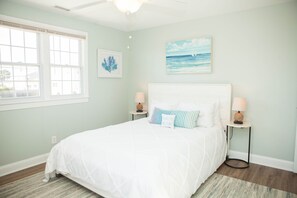 2 habitaciones, escritorio y tabla de planchar con plancha 