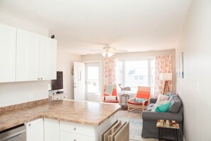 TV - Cozy Jersey Shore Cottage - 1.5 blocks to the beach!  (Brigantine)