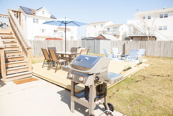 Outdoor dining - Cozy Jersey Shore Cottage - 1.5 blocks to the beach!  (Brigantine)