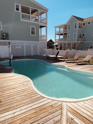 حمّا�م سباحة خارجي، حمّام سباحة مُدفَّأ