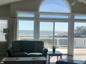 تلفزيون ذكي، مدفأة، مشغل دي في دي، كُتُب