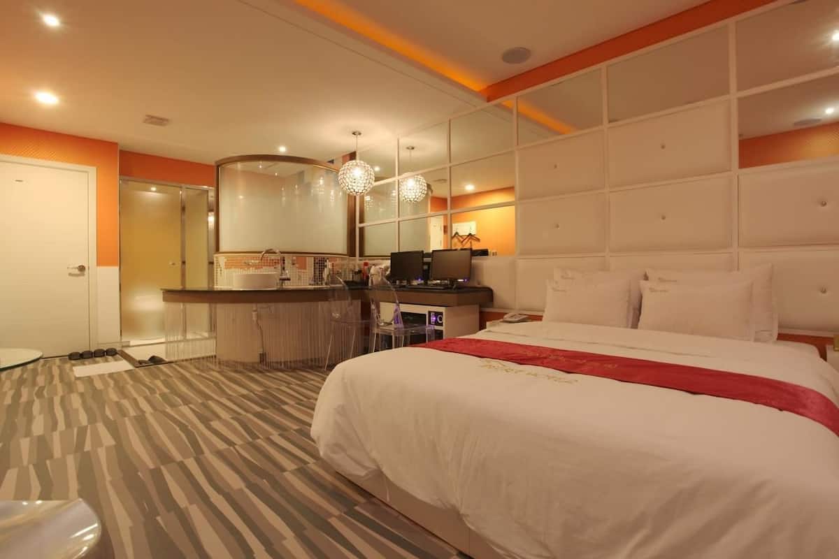 Basic Double Room, 1 Double Bed, Accessible, Smoking | Blackout drapes, WiFi (free), bed sheets