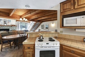 Fridge, microwave, oven, stovetop - Snowflower 82: Near Mammoth Creek &  Snowcreek Gol (Mammoth Lakes)
