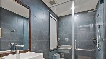 Habitación triple Deluxe, vistas a la ciudad | Baño | Artículos de higiene personal de diseño, secador de pelo y albornoces