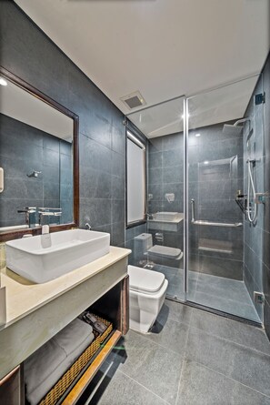 Quarto triplo luxo, vista para a cidade | Banheiro | Produtos de toalete de grife, secador de cabelo, roupões de banho 