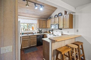 Cookware/dishes/utensils - Woodlands 28: Pet Friendly, On Sierra Star Golf Co (Mammoth Lakes)