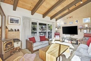 Televisión, chimenea y estéreo 