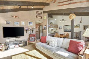 Televisión, chimenea y estéreo 