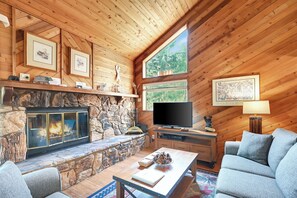TV, fireplace