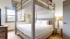 3 habitaciones, tabla de planchar con plancha, wifi y ropa de cama 