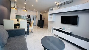 ดีไซน์อพาร์ทเมนท์, 3 ห้องนอน | บริเวณนั่งเล่น | ทีวีจอแบน 52 นิ้ว พร้อมช่องเคเบิล, ทีวี