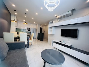 Design Apartment, 3 Bedrooms | Ruang tamu | 52 inci televisyen skrin rata dengan kabel, TV 