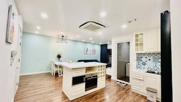 Appartement Luxe, 3 chambres, vue ville (3 King Beds) | Cuisine privée | Réfrigérateur, micro-ondes, plaque de cuisson, cuiseur de riz