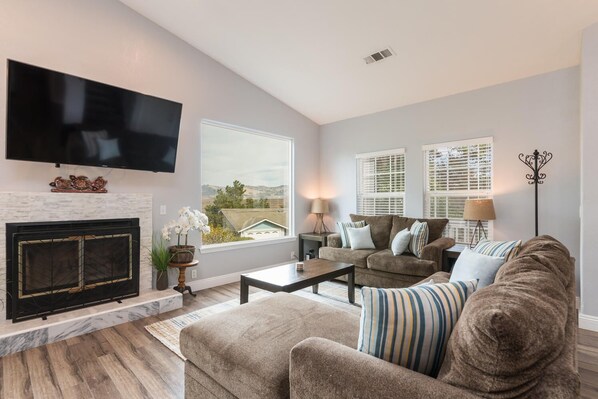 TV, fireplace
