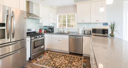 Fabulous 4 Bed/3 Bath Rental on Lodge Hill! Updated, Charming & Pet-Friendly!
