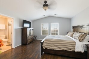 4 bedrooms, iron/ironing board, Internet, bed sheets