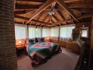 3 bedrooms, desk, iron/ironing board, free WiFi