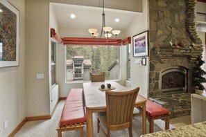 Dining - Chamonix 95 - Large Townhome Walk to Canyon Lodge (Mammoth Lakes)