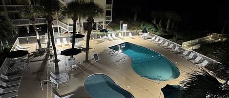 Alberca al aire libre y alberca climatizada