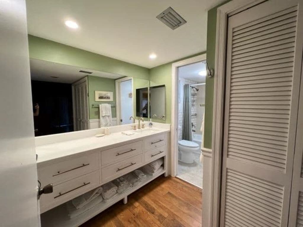 Combined shower/tub, hair dryer, towels, soap