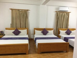 Minibar, skrivebord, mørklægningsgardiner, strygejern/strygebræt