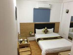 มินิบาร์, โต๊ะทำงาน, ผ้าม่านกันแสง, เตารีด/โต๊ะรีดผ้า