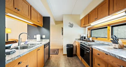 Perfect location! Steps from marina and downtown area!