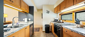 Perfect location! Steps from marina and downtown area!